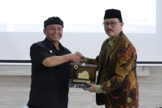 Universitas Islam Bandung (Unisba) menegaskan dukungan penuhnya kepada Pemerintah Provinsi Jawa Barat dalam upaya pengelolaan sampah, khususnya di Kota Bandung, melalui Focus Group Discussion (FGD) bertajuk “Reorganisasi Tata Kelola Sampah Terintegrasi di Unisba: Konsolidasi Potensi, Teknologi, dan Gerakan Institusional”. Kegiatan ini digelar di Ruang Pertemuan LPPM Unisba Lantai 3, Rabu (13/8), dihadiri  Rektor Unisba, Prof. Ir. A. Harits Nu’man, M.T., Ph.D., IPU., serta Sekretaris Daerah (Sekda) Provinsi Jawa Barat, Dr. Drs. Herman Suryatman, M.Si.