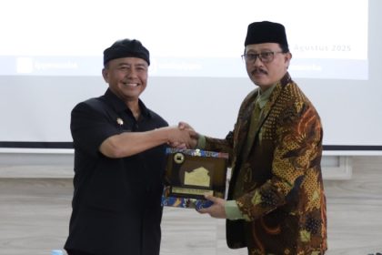 Universitas Islam Bandung (Unisba) menegaskan dukungan penuhnya kepada Pemerintah Provinsi Jawa Barat dalam upaya pengelolaan sampah, khususnya di Kota Bandung, melalui Focus Group Discussion (FGD) bertajuk “Reorganisasi Tata Kelola Sampah Terintegrasi di Unisba: Konsolidasi Potensi, Teknologi, dan Gerakan Institusional”. Kegiatan ini digelar di Ruang Pertemuan LPPM Unisba Lantai 3, Rabu (13/8), dihadiri  Rektor Unisba, Prof. Ir. A. Harits Nu’man, M.T., Ph.D., IPU., serta Sekretaris Daerah (Sekda) Provinsi Jawa Barat, Dr. Drs. Herman Suryatman, M.Si.