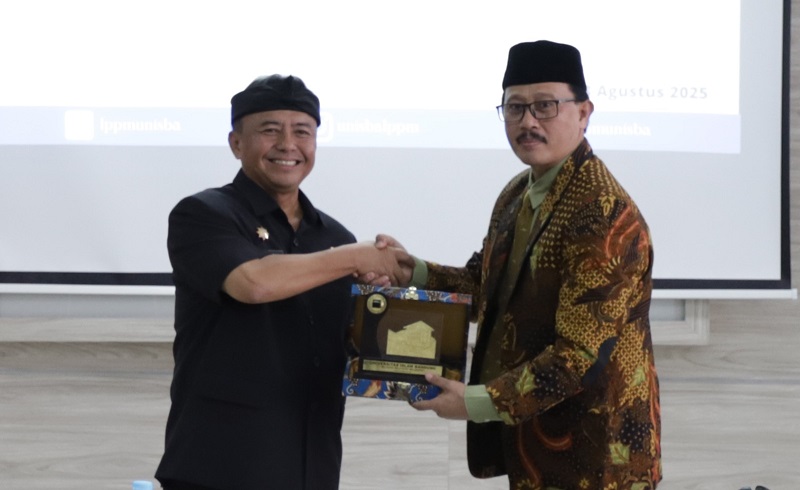 Universitas Islam Bandung (Unisba) menegaskan dukungan penuhnya kepada Pemerintah Provinsi Jawa Barat dalam upaya pengelolaan sampah, khususnya di Kota Bandung, melalui Focus Group Discussion (FGD) bertajuk “Reorganisasi Tata Kelola Sampah Terintegrasi di Unisba: Konsolidasi Potensi, Teknologi, dan Gerakan Institusional”. Kegiatan ini digelar di Ruang Pertemuan LPPM Unisba Lantai 3, Rabu (13/8), dihadiri Rektor Unisba, Prof. Ir. A. Harits Nu’man, M.T., Ph.D., IPU., serta Sekretaris Daerah (Sekda) Provinsi Jawa Barat, Dr. Drs. Herman Suryatman, M.Si.