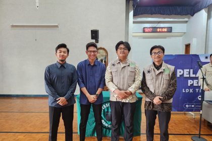 SUASANA  khidmat menyelimuti Masjid Al-Asy’ari Universitas Islam Bandung (Unisba) pada Jumat, 12 September 2025. Di masjid yang menjadi pusat kegiatan dakwah mahasiswa itu, puluhan pasang mata menyaksikan momen bersejarah: lahirnya kepengurusan baru Takmir Masjid Al-Asy’ari, lembaga dakwah kampus yang sejak lama menjadi denyut spiritual kehidupan mahasiswa Unisba.