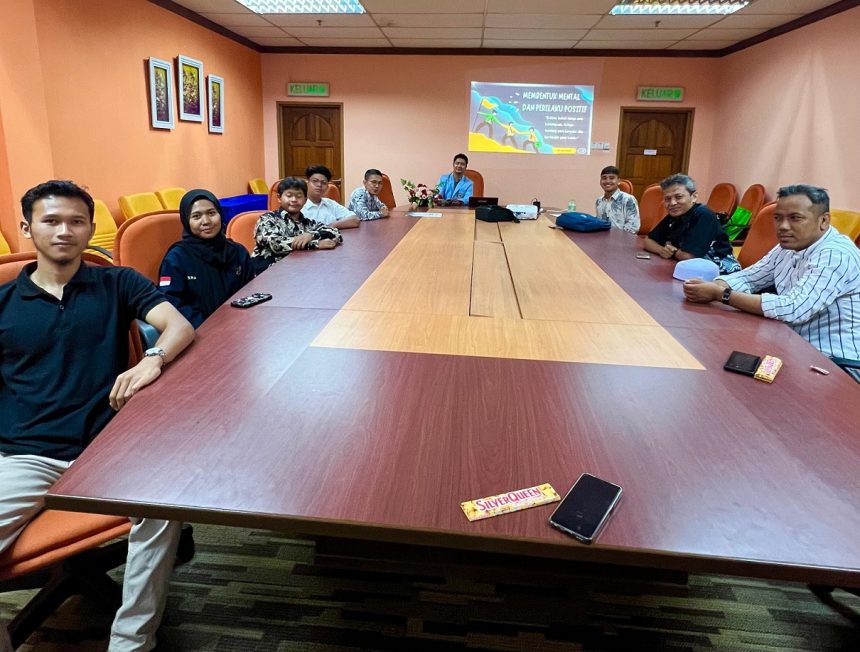 PKM Magister Ilmu Komunikasi Unisba dan PPI Malaysia Dorong Pola Pikir Positif untuk Komunitas yang Lebih Baik