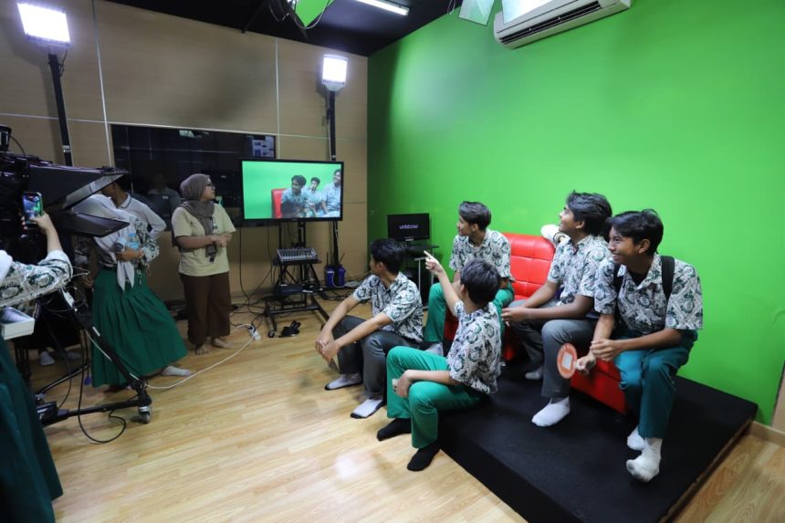 SMA Laboratorium Percontohan UPI Cibiru Kunjungi Kampus Unisba