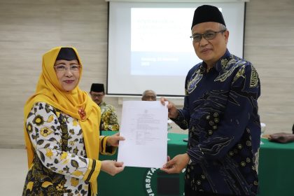 Unisba Serahkan SK Lektor Kepala dan Guru Besar kepada 12 Dosen