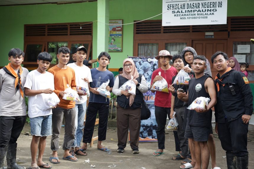 Unisba Distribusikan Fasilitas Air Bersih dan Bantuan Tunai untuk Warga Terdampak Longsor di Malalak dan Pasar Usang