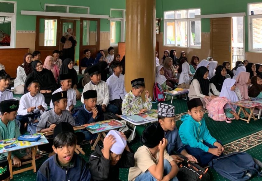 BMU Unisba Ajak 28 Mahasiswa Penerima Beasiswa Berbagi Edukasi Ramadan dengan Anak-anak SD di Lembang