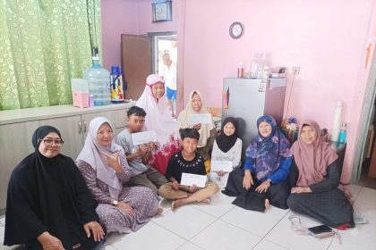 Bakti Sosial Ramadan, Ibu-Ibu Pengajian Masjid Nurul Muttaqien Komplek Unisba Bagikan 187 Paket Sembako