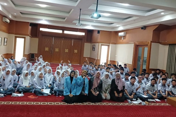 Fikom Unisba dan SMA PGII Bandung Perkuat Ketahanan Keluarga di Tengah Era AI Melalui Komunikasi Orang Tua dan Remaja