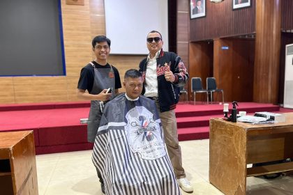 Jumat Kasep Unisba Buka Cukur Gratis di Aula Unisba, Strategi Kreatif Tim PKM Fikom Perkuat Branding Digital UMKM