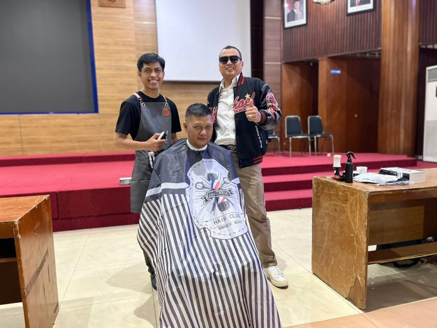 Jumat Kasep Unisba Buka Cukur Gratis di Aula Unisba, Strategi Kreatif Tim PKM Fikom Perkuat Branding Digital UMKM