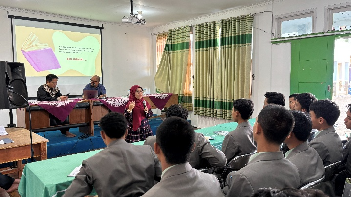 Kembangkan Identitas Diri Santri, Tim PKM Fikom Unisba Gelar Biblioterapi Reflektif di Ponpes Baitul Hidayah