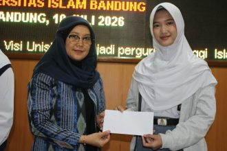3iKB Unisba Salurkan Bantuan Dana Pendidikan kepada 111 Putra-Putri Tenaga Kependidikan