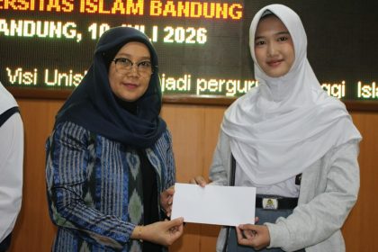 3iKB Unisba Salurkan Bantuan Dana Pendidikan kepada 111 Putra-Putri Tenaga Kependidikan