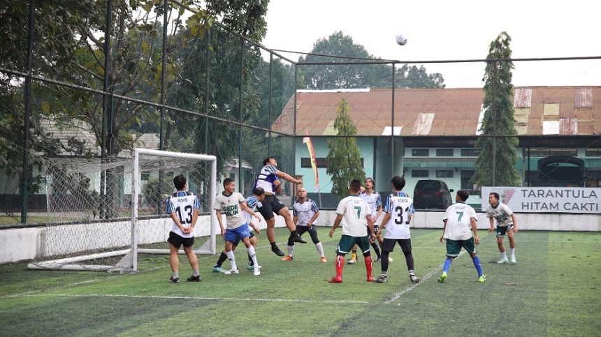 Semarak peringatan Milad ke-68 Universitas Islam Bandung (Unisba) terus berlanjut melalui berbagai kegiatan olahraga. Setelah cabang bulu tangkis menjadi pembuka rangkaian kompetisi, kini Turnamen Mini Soccer resmi dimulai di Tarantula Soccer Field, Jalan Salak No. 2 Bandung, Kamis (6/8/2026).