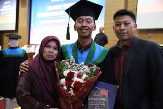 Kuliah Sambil Jadi Ojol, Perjuangan Raihan Nurhafidz Berbuah Gelar Sarjana dengan Predikat Pujian