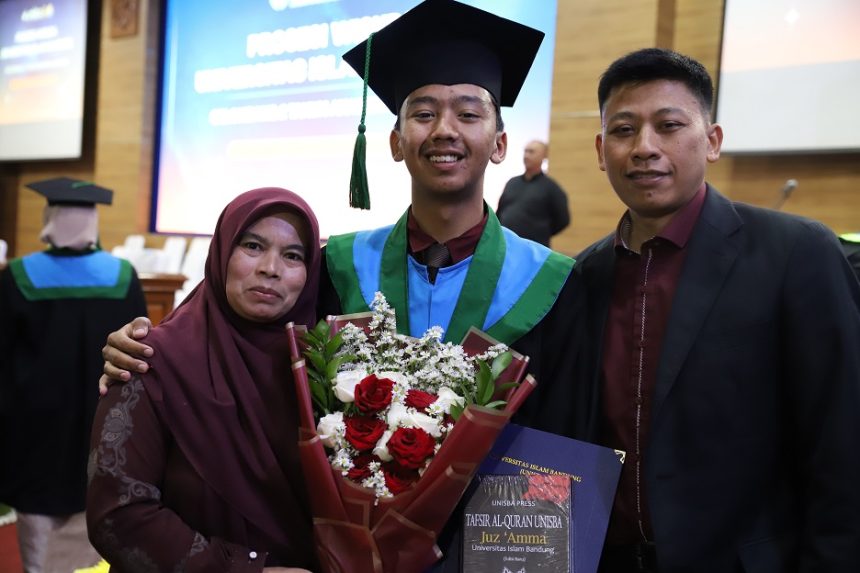 Kuliah Sambil Jadi Ojol, Perjuangan Raihan Nurhafidz Berbuah Gelar Sarjana dengan Predikat Pujian
