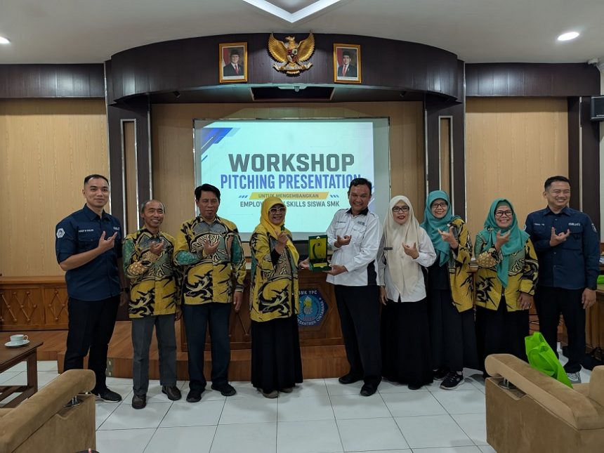 Fikom Unisba Latih Siswa DKV SMK YPC Tasikmalaya Kuasai Skill Pitching untuk Bekal Dunia Kerja