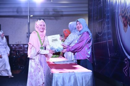 Fikom Unisba Lepas 239 Lulusan Doktor, Magister, dan Sarjana dalam Semarak “Dendang Ruang”