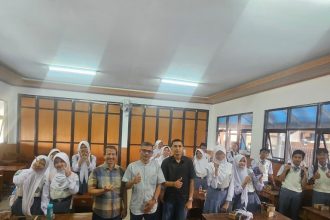 Dosen Stikom Bandung Kenalkan Pemanfaatan AI, Siswa SMA Karya Pembangunan Paseh Praktik Membuat Video Musik