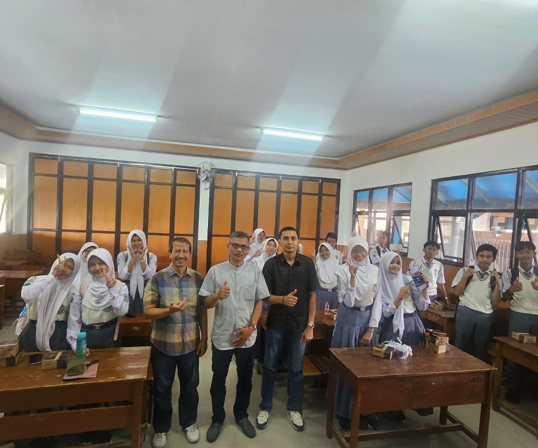 Dosen Stikom Bandung Kenalkan Pemanfaatan AI, Siswa SMA Karya Pembangunan Paseh Praktik Membuat Video Musik