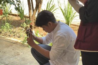 Fakhri Athar Radian Bimbing Siswa SMKN 10 Bandung Kembangkan Kreativitas Fotografi