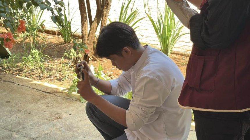 Fakhri Athar Radian Bimbing Siswa SMKN 10 Bandung Kembangkan Kreativitas Fotografi